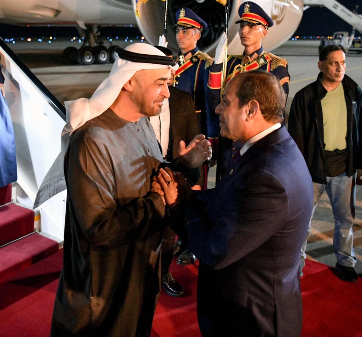 الرئيس السيسي يودع الشيخ محمد بن زايد آل نهيان