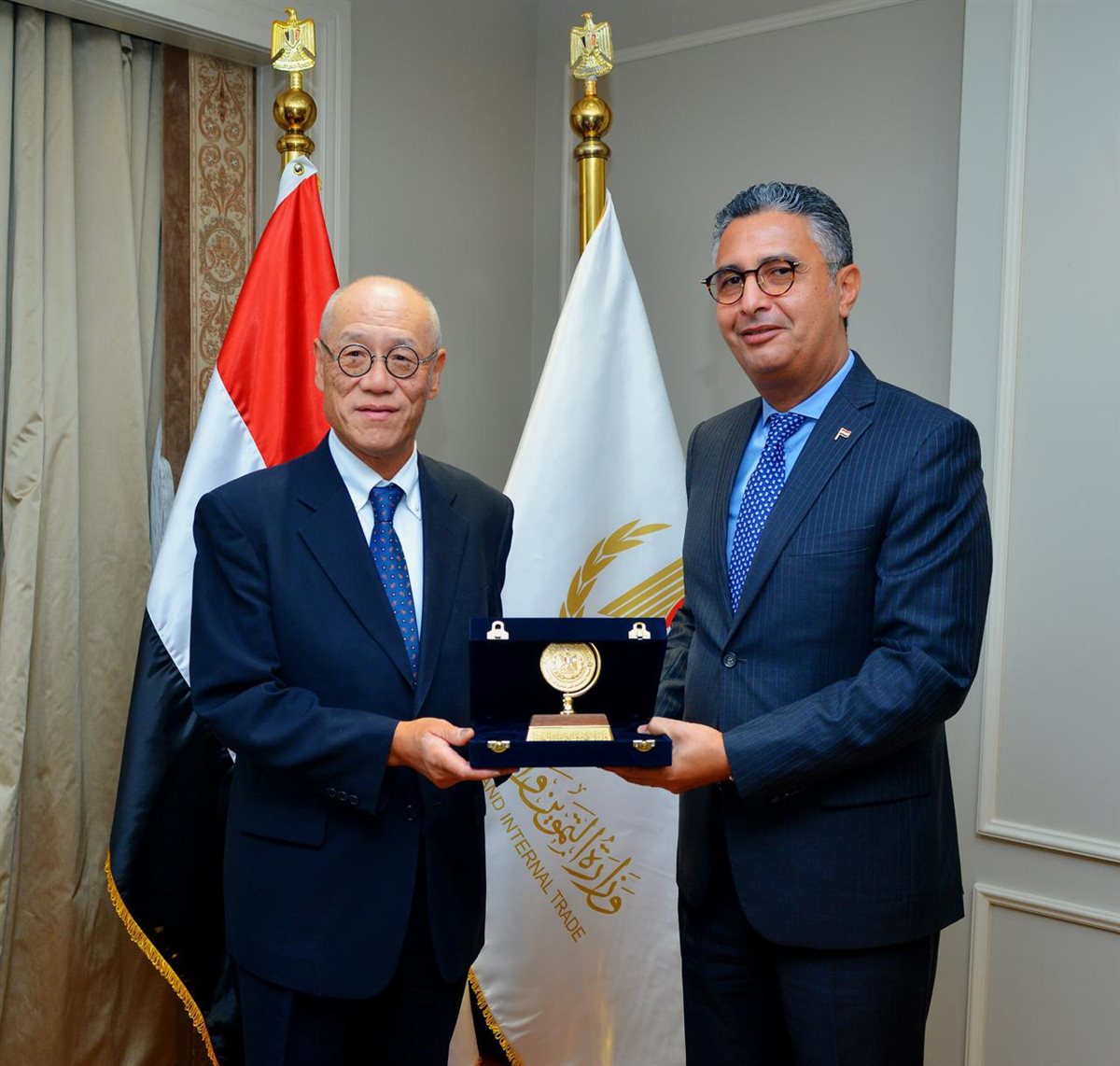 &nbsp;وزير التموين مع سفير اليابان&nbsp;