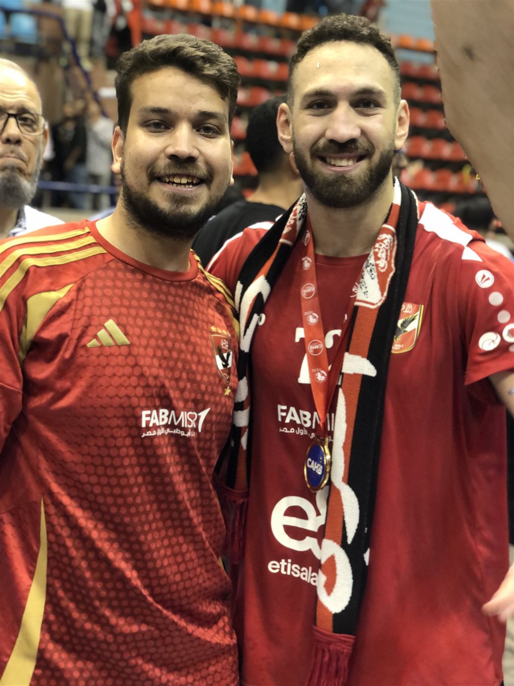 مراسل المواطن رفقة لاعب الأهلي