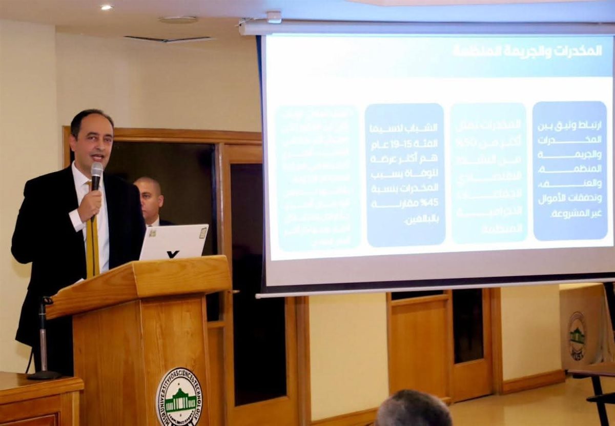 الدكتور عمرو عثمان