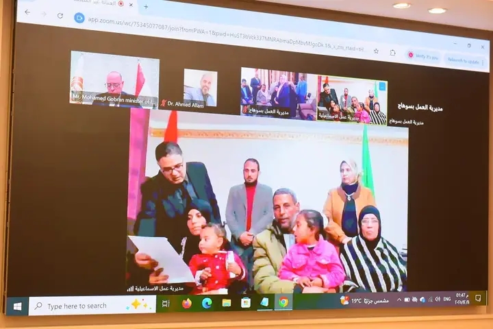وزير العمل يشهد تسليم إعانات ومستحقات لأسر ضحايا ومصابي عمالة غير منتظمة في 3 محافظات قيمتها 2 مليون جنيه… 200 ألف جنيه لأسرة كل متوفي و20 ألفًا لكل مصاب