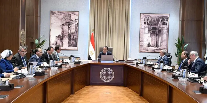 رئيس الوزراء يتابع مستجدات العمل في عدد من ملفات وزارة الصحة والسكان