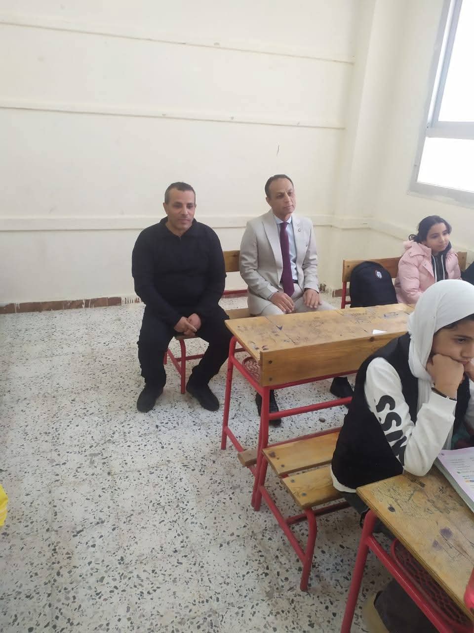 مدير إدارة طور سيناء يتابع ميدانيا انتظام الدراسة بمدرسة الزهراء للتعليم الأساسي<br>&nbsp;