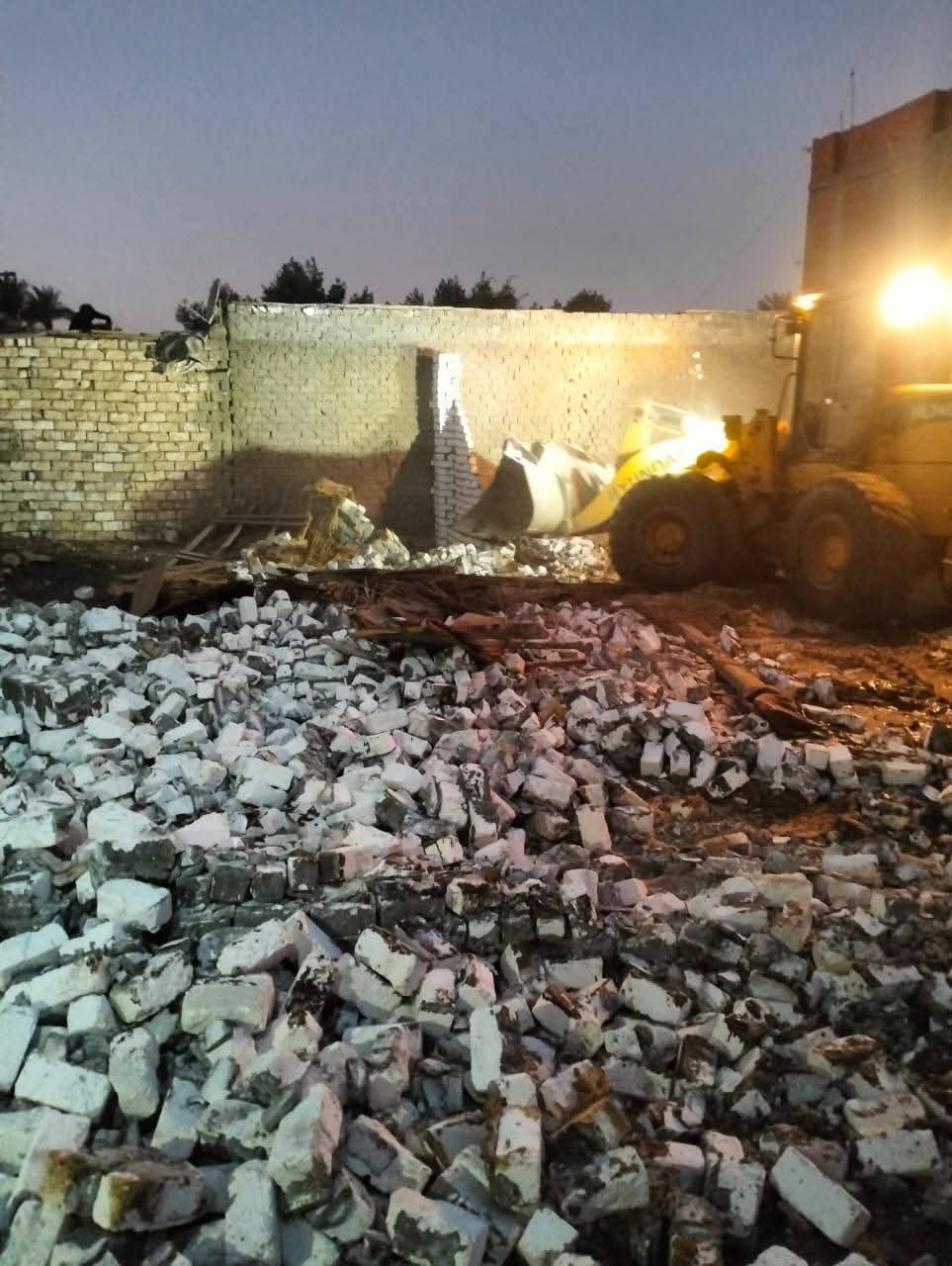 مجلس مدينة أبو النمرس بجنوب الجيزة يتصدى للبناء المخالف بدون ترخيص