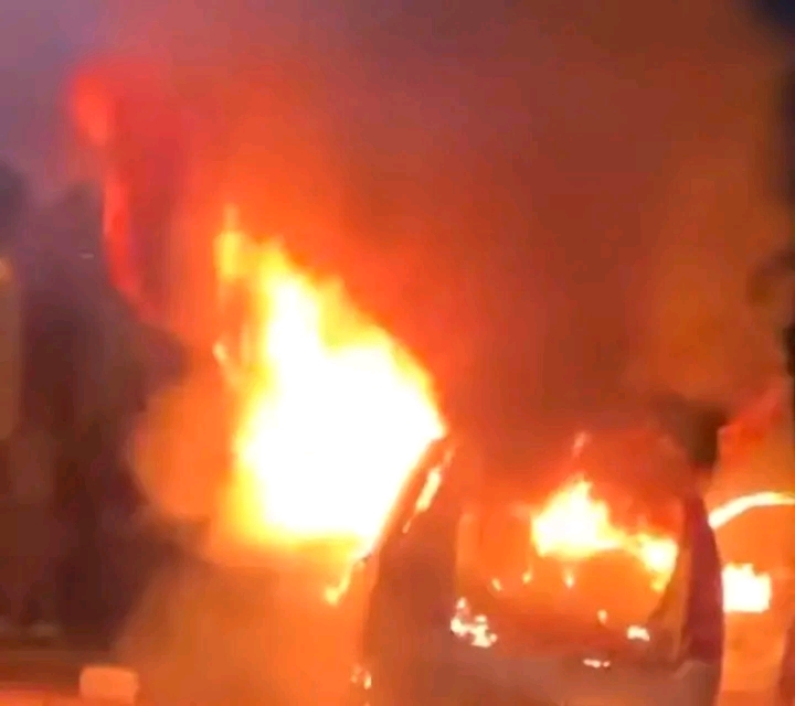 &nbsp;مشهد مرعب على الطريق الزراعي بدمنهور&nbsp;<br>حريق مفاجئ في سيارة ربع نقل
