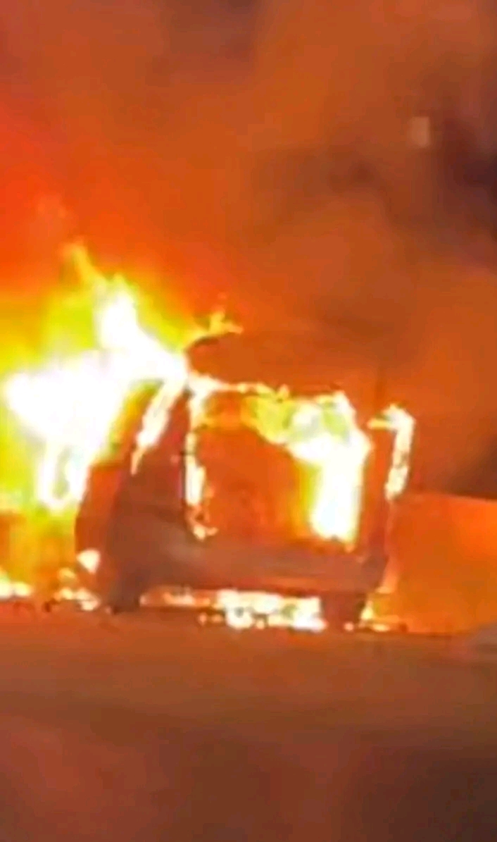 &nbsp;مشهد مرعب على الطريق الزراعي بدمنهور&nbsp;<br>حريق مفاجئ في سيارة ربع نقل