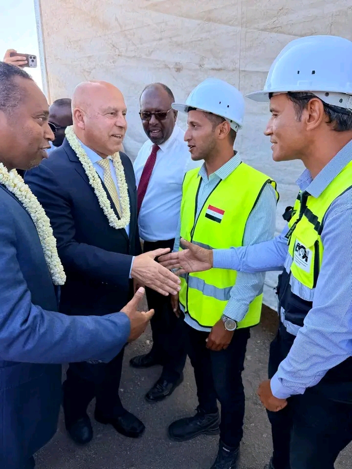 وزير الصناعة والنقل يفتتح محطة الطاقة الشمسية بقرية