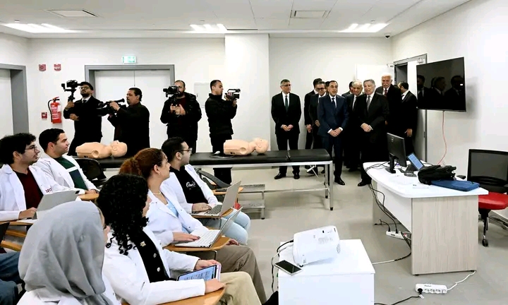 رئيس الوزراء يتفقد عددا من أقسام المستشفى الجامعي بجامعة الجيزة الجديدة