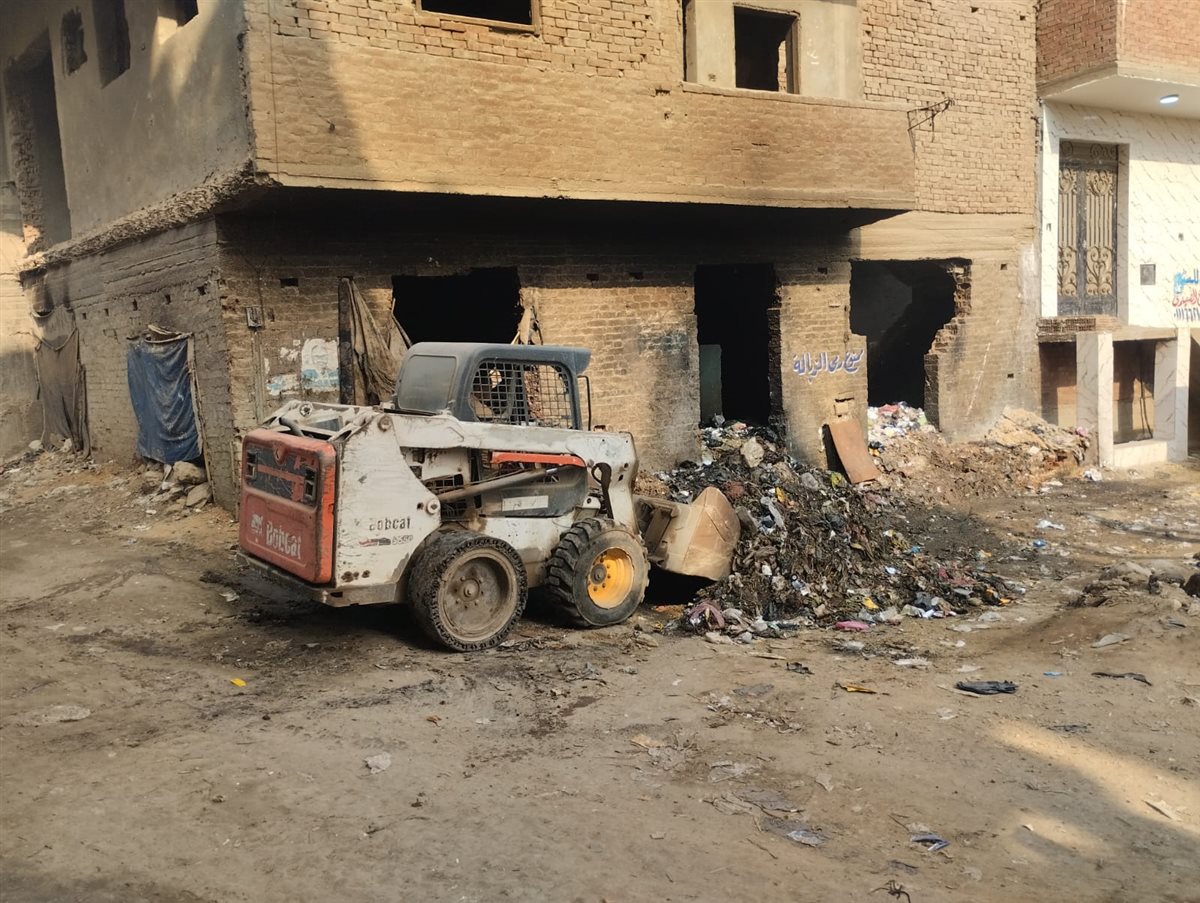 رئيس الوحدة المحلية بالمنوات مركز أبو النمرس يقوم بحملة نظافة مكثفة لقرية طموه