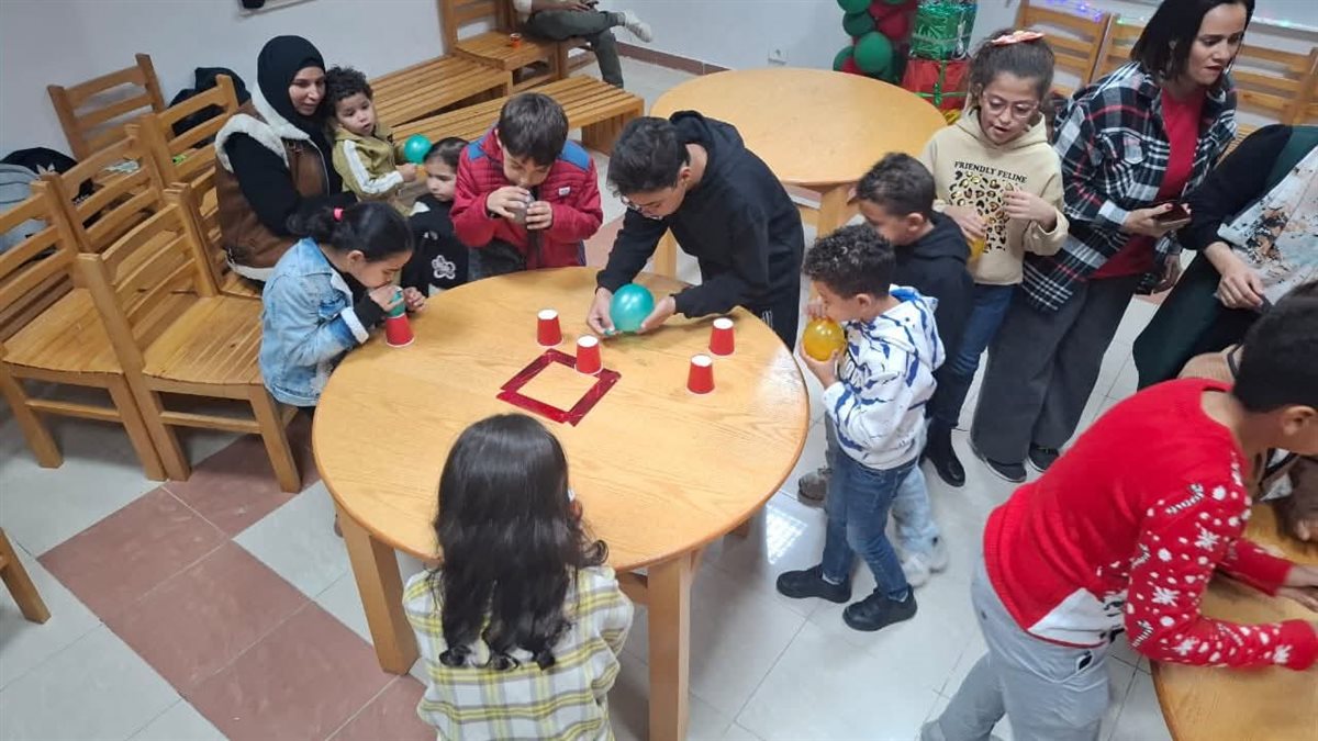 كريسماس بطابع فرعوني.. أطفال متحف شرم الشيخ يبدعون شجرة لوتس ترمز للبدايات الجديدة