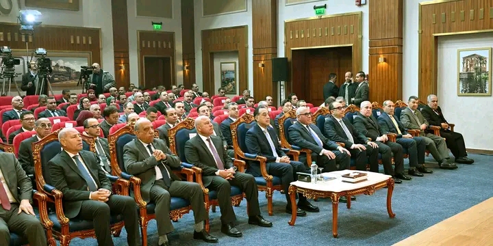 رئيس الوزراء يتفقد أعمال تطوير مصنع عربات السكك الحديدية ومترو الأنفاق 