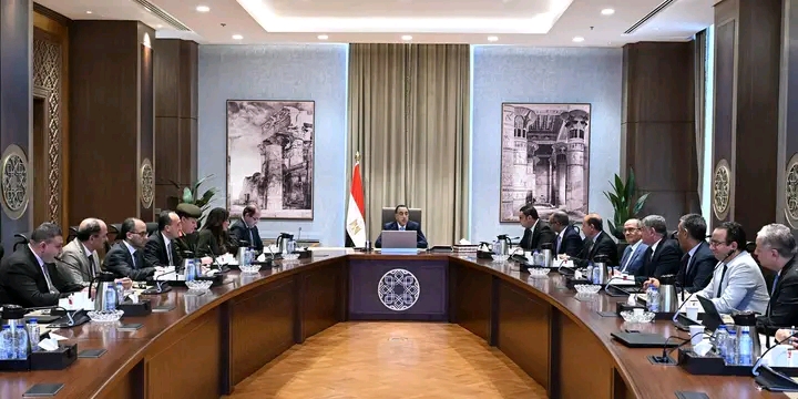 رئيس الوزراء يتابع موقف استكمال مشروعات المرحلة الأولى من المبادرة الرئاسية 