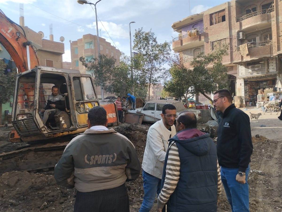 سمير: يقف على تنفيذ إصلاح ماسورة الصرف الصحي برشاح المنوات بأبو النمرس .