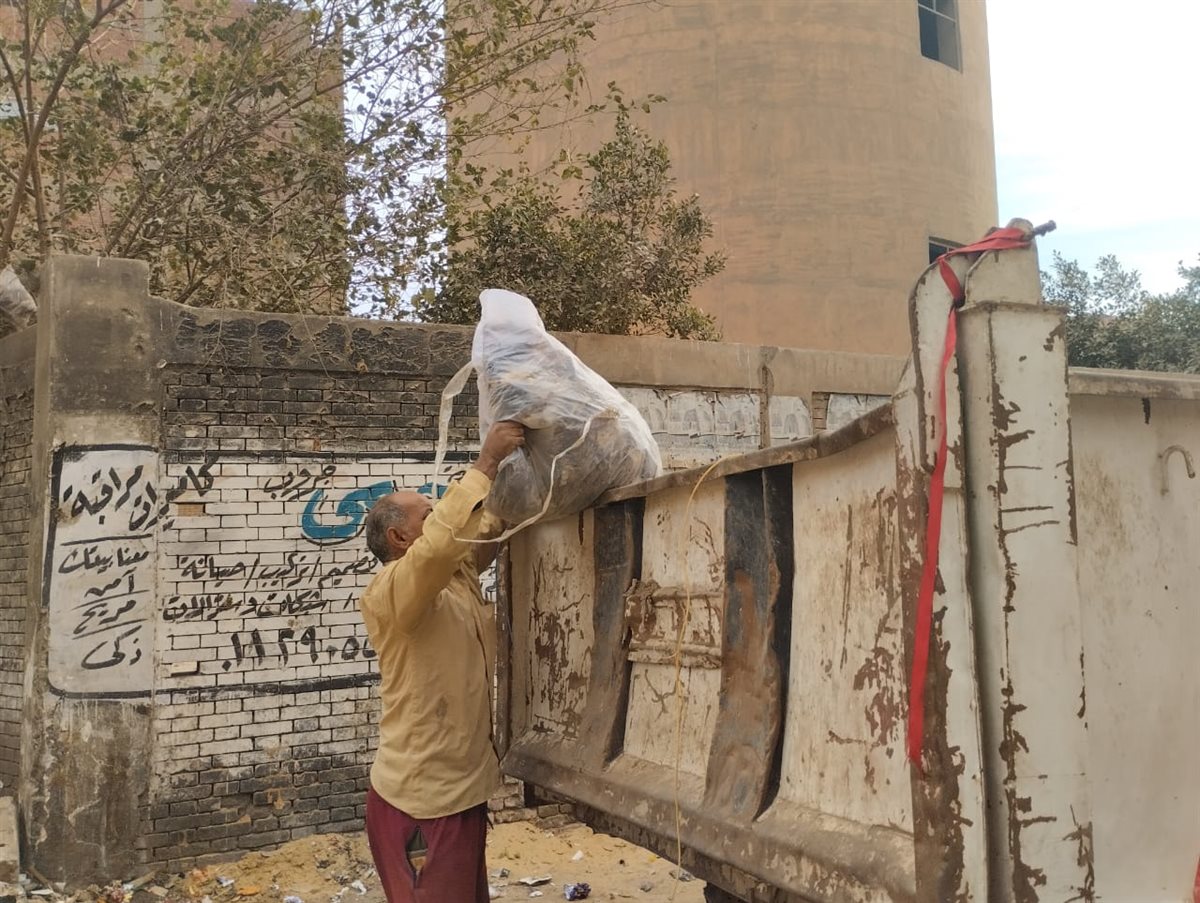 محمد سمير يشن حملة نظافة مكثفة لقريتي المنوات وطموه بأبو النمرس