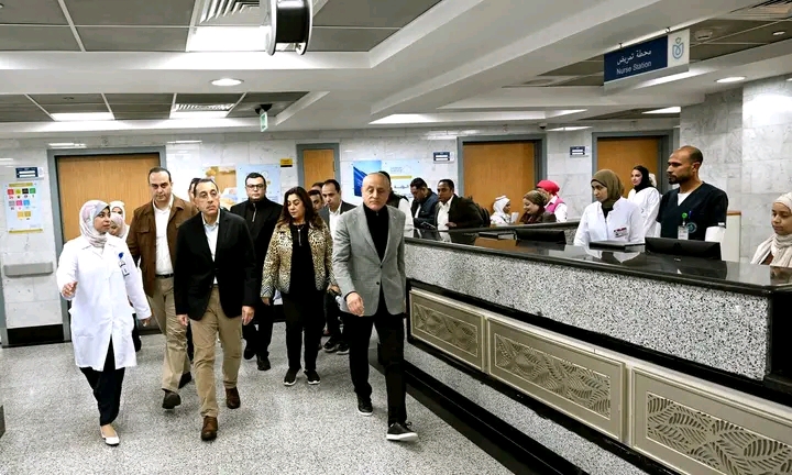 رئيس الوزراء يتفقد الأقسام المختلفة بمستشفى الكرنك الدوليّ