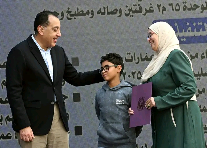 رئيس الوزراء يُسلم عددا من عقود مستحقي الوحدات السكنية بمشروع الإسكان القومي للشباب بمدينة الطود