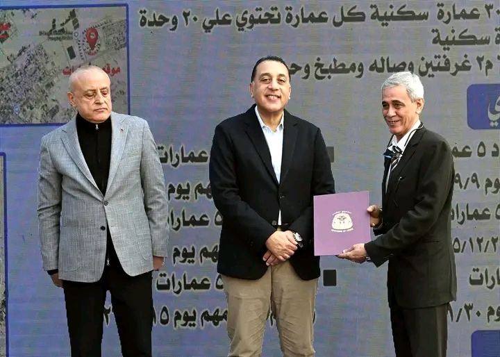 رئيس الوزراء يُسلم عددا من عقود مستحقي الوحدات السكنية بمشروع الإسكان القومي للشباب بمدينة الطود