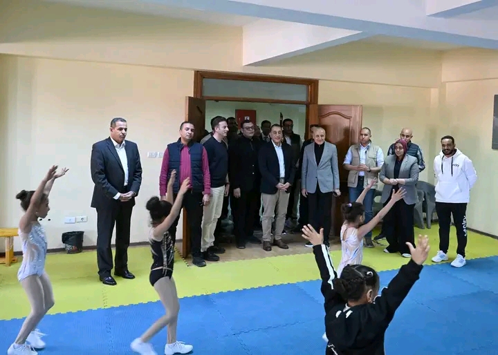 &nbsp;أثناء زيارته اليوم للأقصر: رئيس الوزراء يتفقد حمام السباحة الأوليمبي 