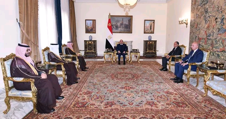 استقبل السيد الرئيس عبد الفتاح السيسي اليوم سمو الأمير فيصل بن فرحان آل سعود، وزير خارجية المملكة العربية السعودية، وذلك بحضور الدكتور بدر عبد العاطي وزير الخارجية والهجرة وشئون المصريين بالخارج، وسمو الأمير مصعب بن محمد الفرحان مستشار الوزير للشئون السياسية، والسفير صالح بن عيد الحصيني سفير المملكة العربية السعودية في القاهرة.