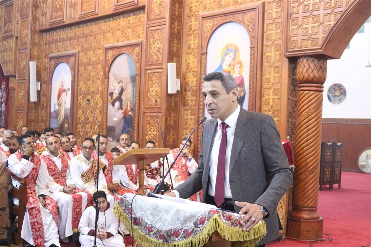 محافظ السويس.. وقائد الجيش .. وقيادات المحافظة يهنئون الأخوة الأقباط بعيد الميلاد المجيد