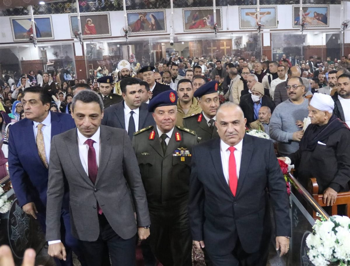 محافظ السويس.. وقائد الجيش .. وقيادات المحافظة يهنئون الأخوة الأقباط بعيد الميلاد المجيد