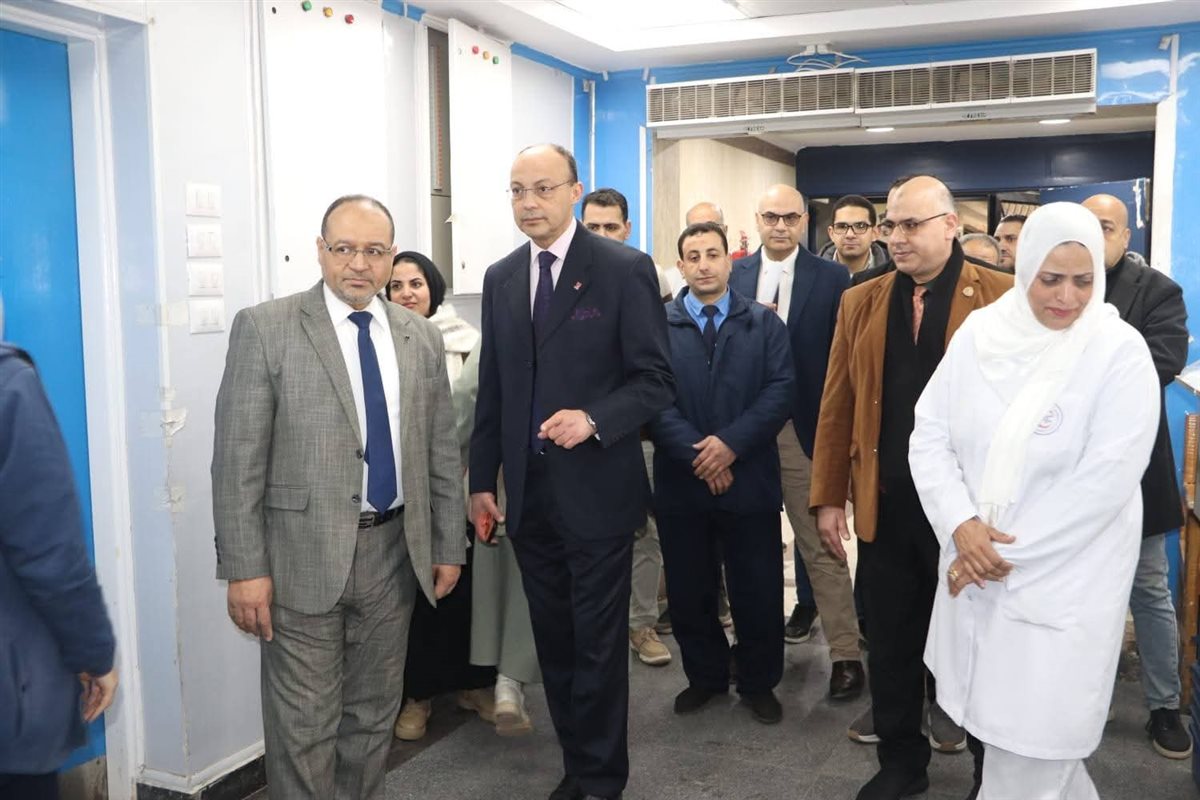 رئيس مجلس إدارة المستشفيات الجامعية يتفقد مستشفى الطوارئ