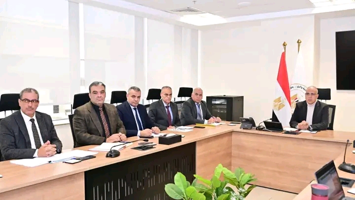 وزير الموارد المائية يتابع الموقف التنفيذي لمشروع
