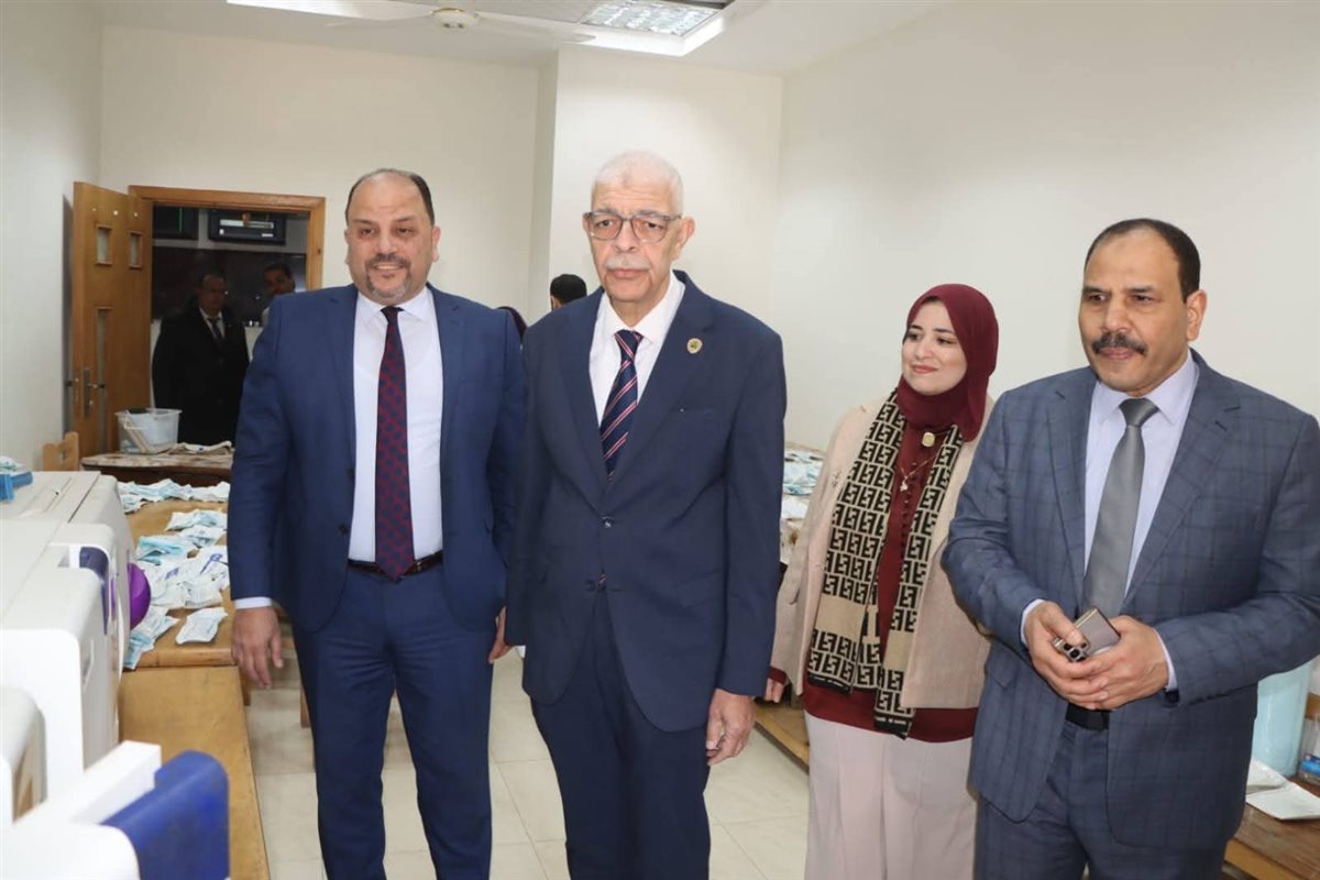 رئيس جامعة المنوفية يتفقد امتحانات كلية طب الأسنان ويتابع انتظام العمل بالعيادات الخارجية ووحدات التعقيم المركزي