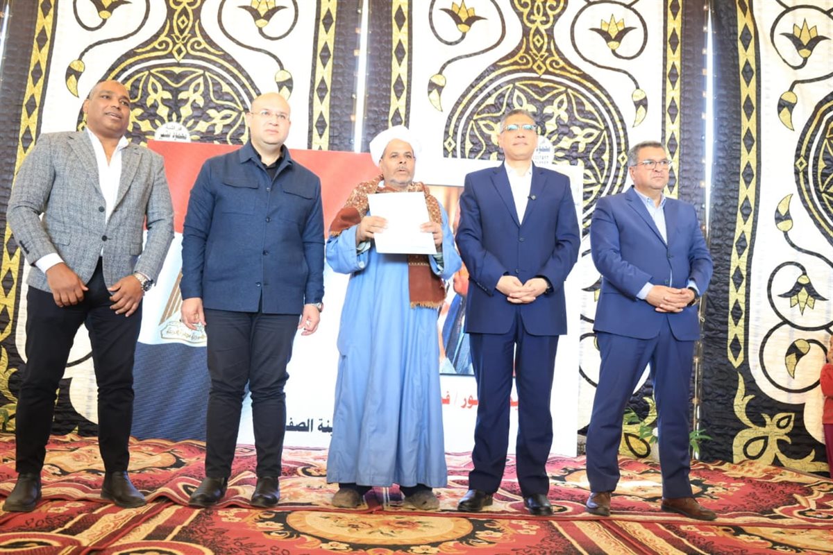 محافظ الجيزة يسلم عقود الوحدات السكنية لمتضرري السيول بقرية الديسمي&nbsp;