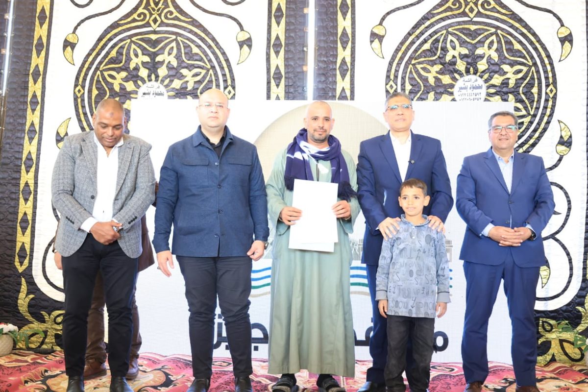 محافظ الجيزة يسلم عقود الوحدات السكنية لمتضرري السيول بقرية الديسمي&nbsp;