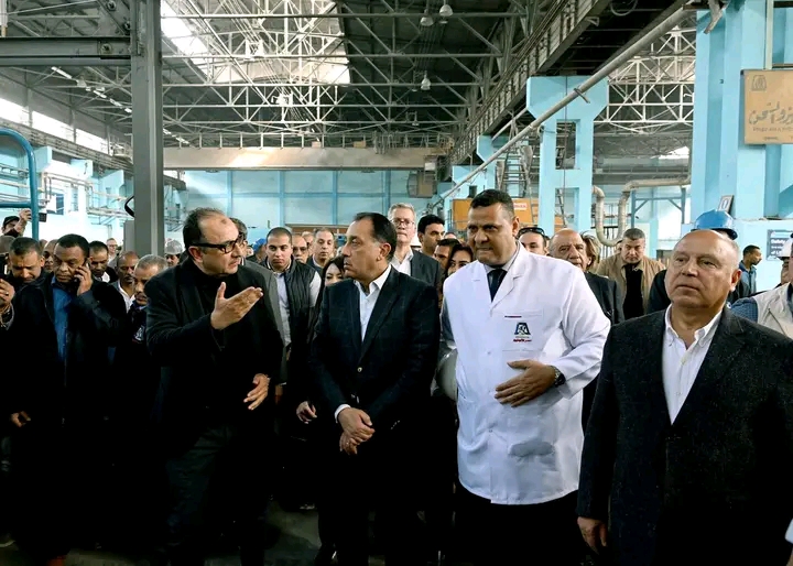 رئيس الوزراء يتفقد خط الإنتاج الجديد لـ 