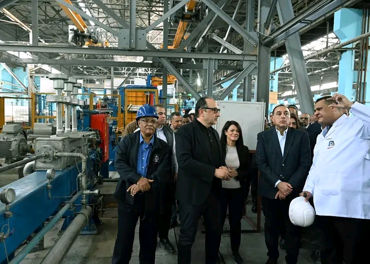 رئيس الوزراء يتفقد خط الإنتاج الجديد لـ 