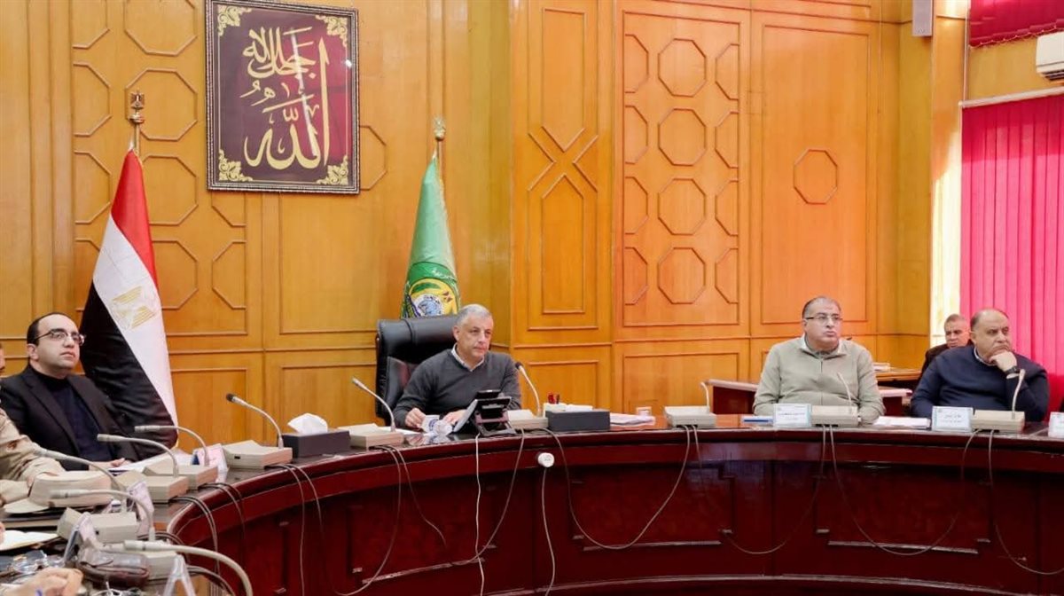 محافظ الإسماعيلية يتابع ملفات التقنين والتصالح والتعديات علي الأراضي الزراعية