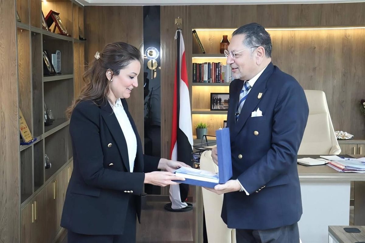نائب محافظ الجيزة تتسلّم دليل الهوية البصرية للمحافظة وتبحث تعزيز التعاون مع جامعة القاهرة