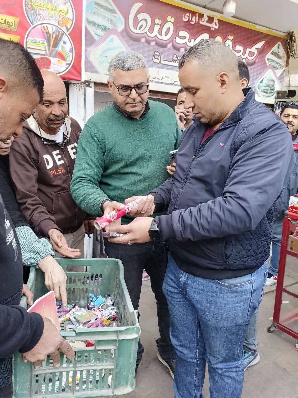رئيس حي الطالبية بالجيزة يشن حملة تفتيشية على المحال والمكتبات لضبط الألعاب النارية