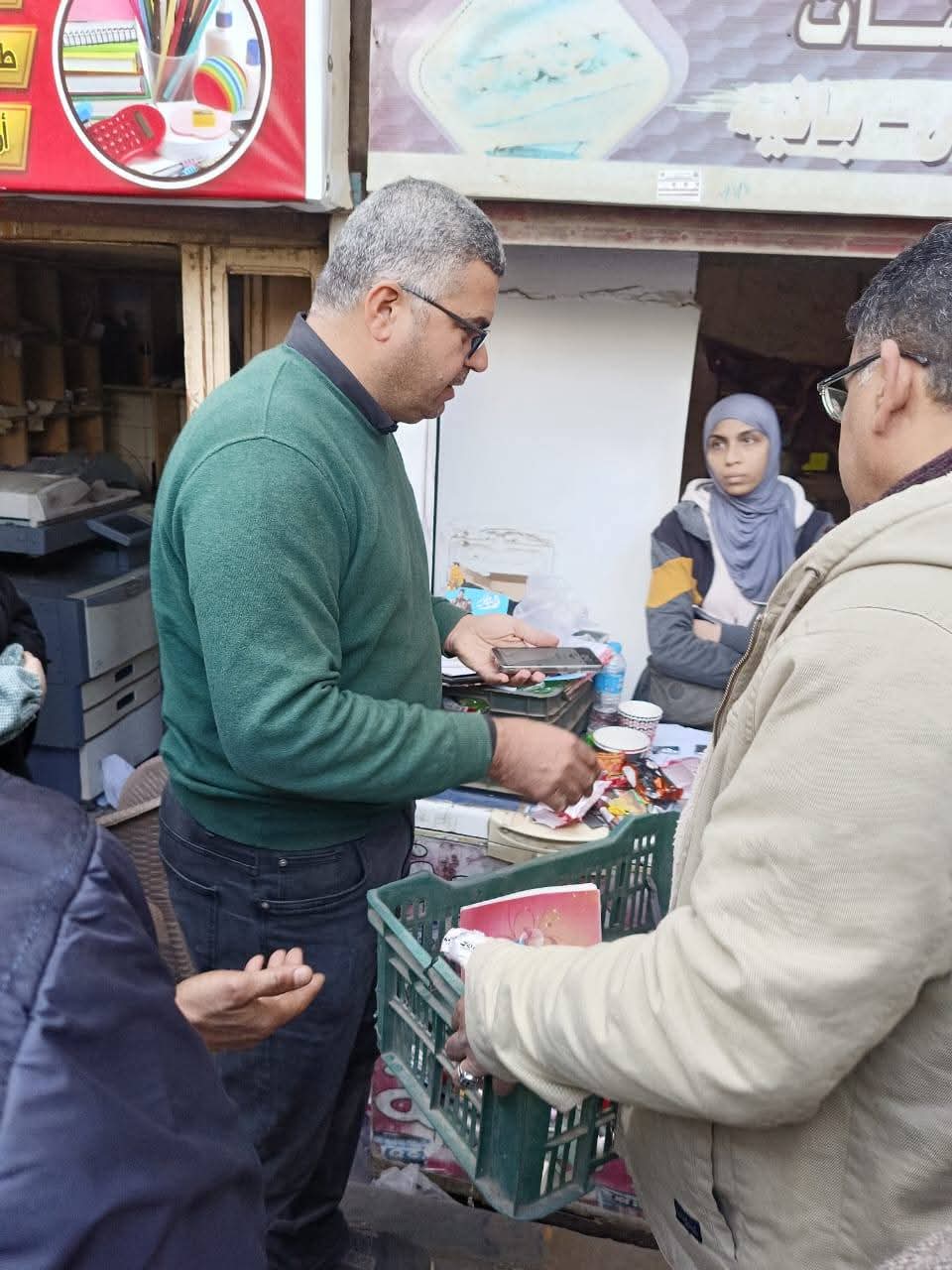 رئيس حي الطالبية بالجيزة يشن حملة تفتيشية على المحال والمكتبات لضبط الألعاب النارية