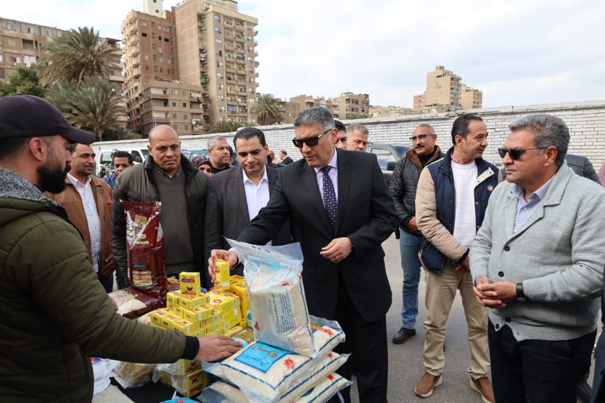 محافظ الجيزة يفتتح سوق اليوم الواحد بشارع الصوامع في حي إمبابة