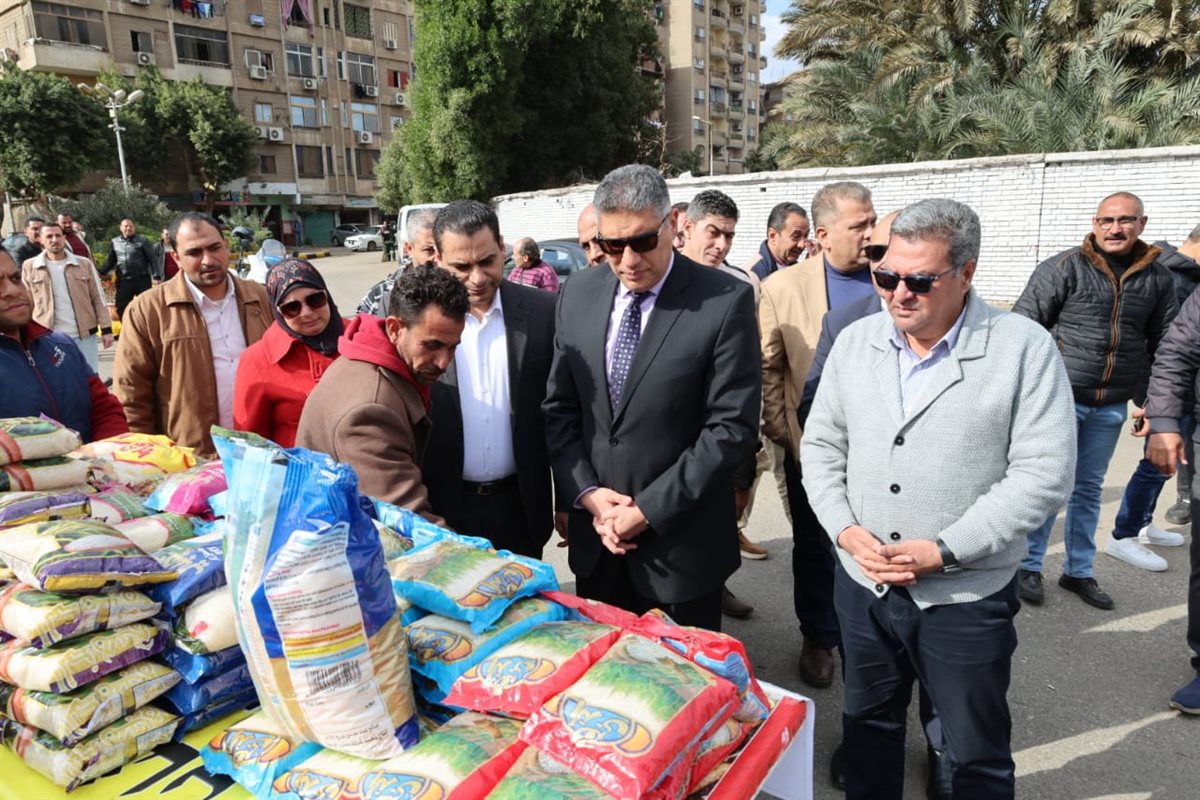 محافظ الجيزة يفتتح سوق اليوم الواحد بشارع الصوامع في حي إمبابة