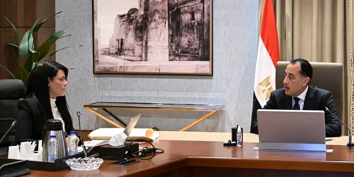 رئيس الوزراء يلتقي وزيرة التخطيط لمتابعة آليات ترجمة مستهدفات 