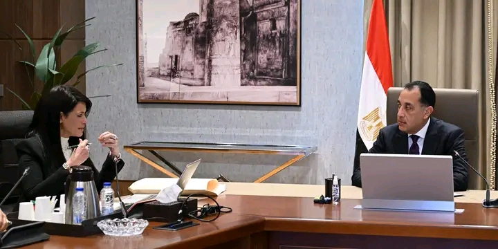 رئيس الوزراء يلتقي وزيرة التخطيط لمتابعة آليات ترجمة مستهدفات 