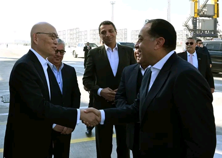 رئيس الوزراء يشهد بدء التشغيل التجاري لمحطة البحر الأحمر لتداول الحاويات رقم 1 (RSCT) بميناء السخنة