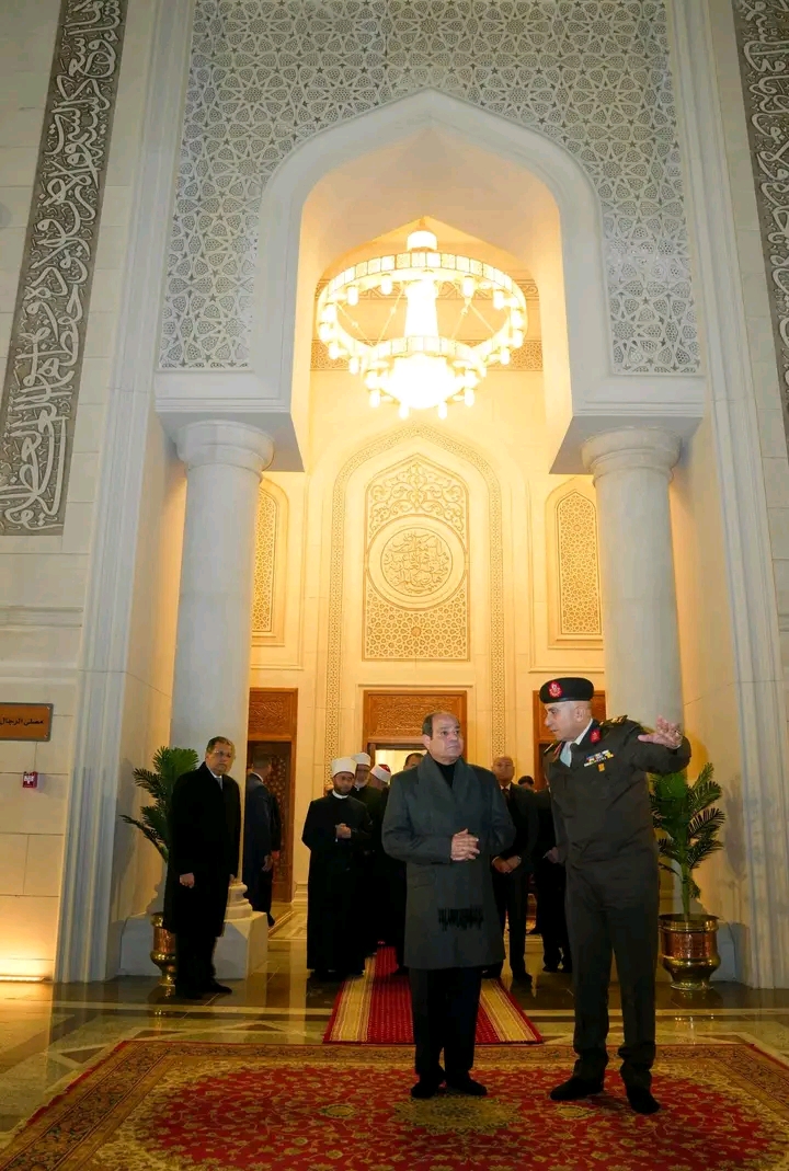 أدّى السيد الرئيس السيسي صلاة الفجر بمسجد العزيز الحكيم بمنطقة المقطم، إيذانًا بافتتاح المسجد