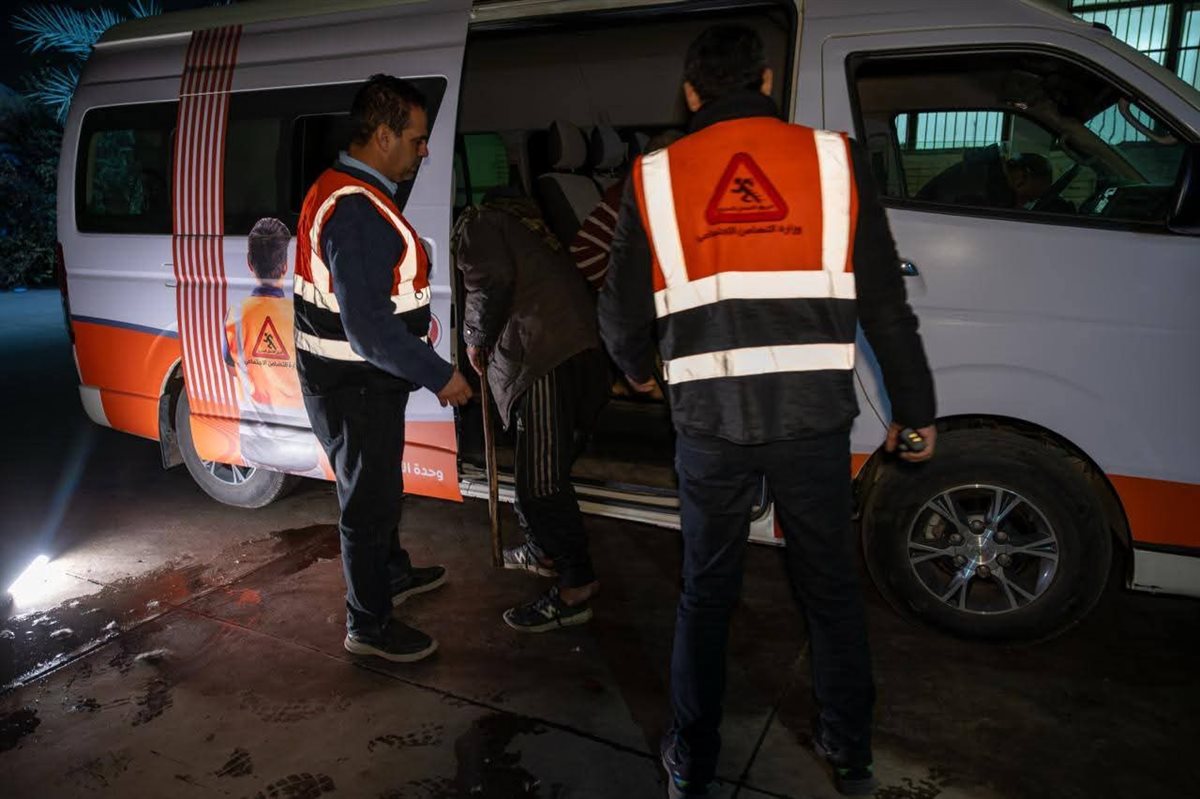 وزارة التضامن الاجتماعي: التدخل السريع يكثف الحملات الليلية لإنقاذ مواطنين بلا مأوى.. وينقل ثلاث حالات بمنطقة مصر الجديدة لمجمع