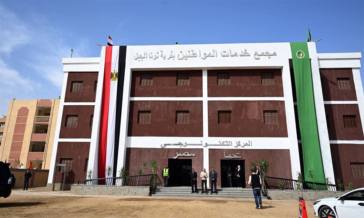 ضمن المبادرة الرئاسية حياة كريمة: رئيس الوزراء يتفقد سير العمل والخدمات المقدمة للمواطنين بالمركز التكنولوجي بقرية 