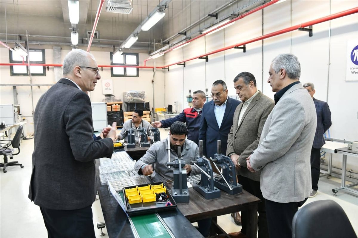 &nbsp;وزير الإنتاج الحربي: 