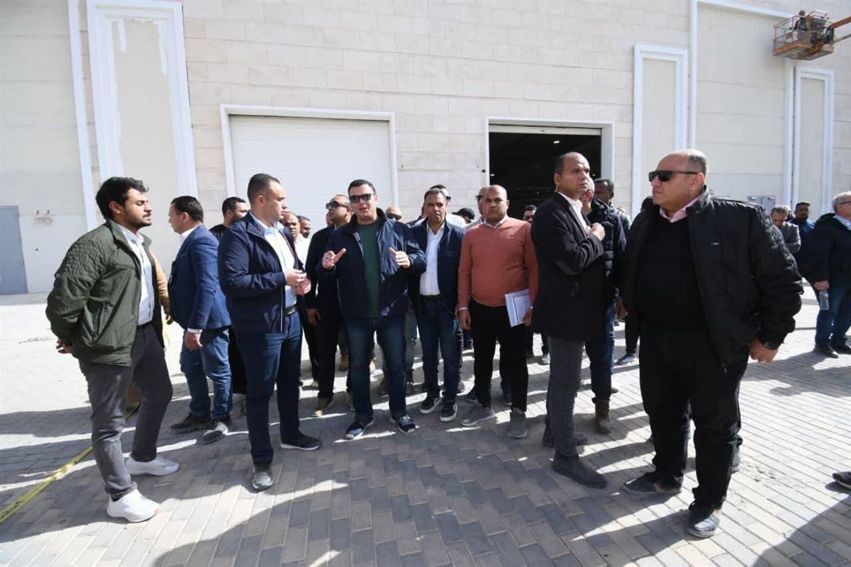 وزير الإسكان يتفقد مركز المؤتمرات والمعارض بالمدينة التراثية و