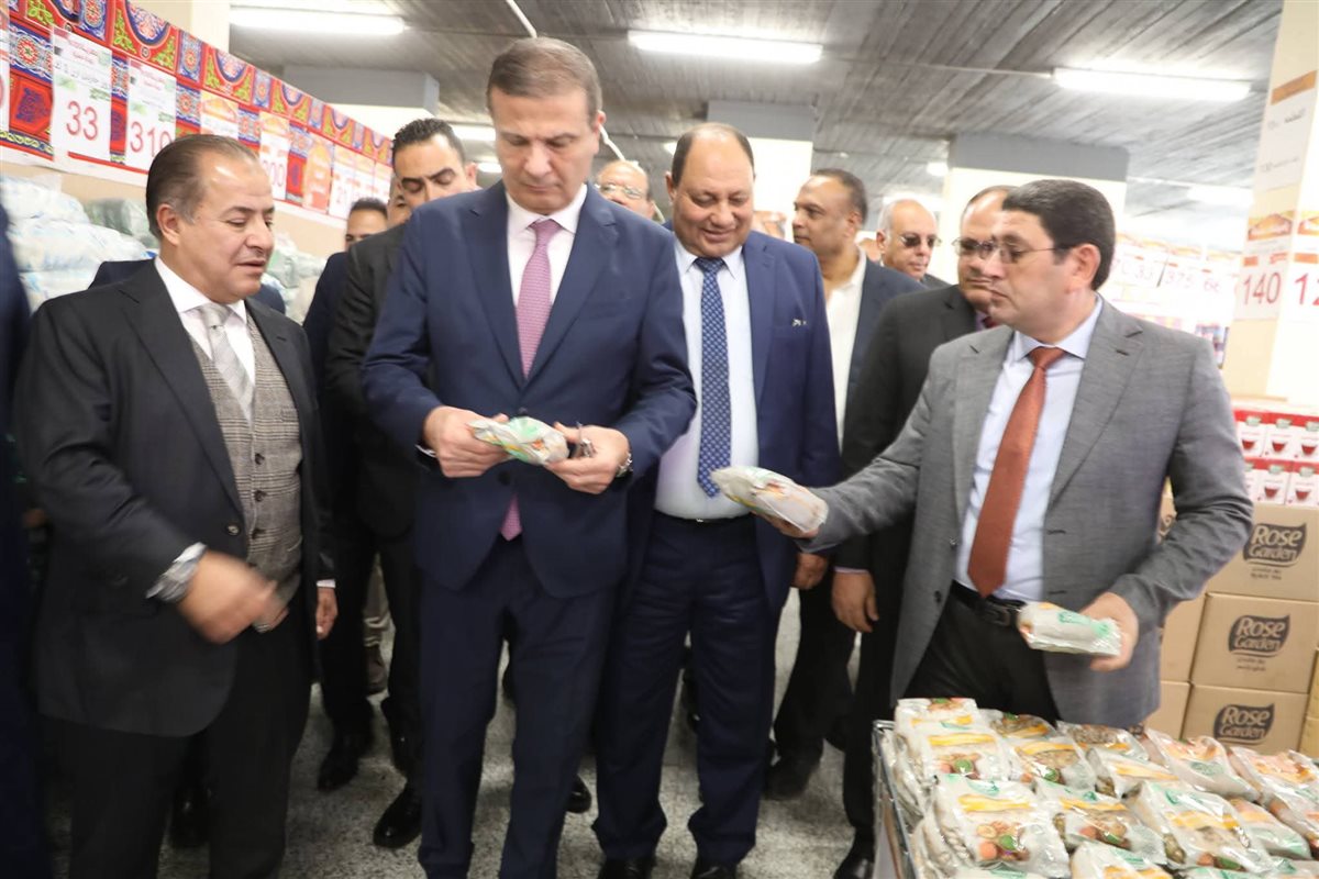 &nbsp;وزير الزراعة يفتتح جناح &nbsp;منتجات الوزارة بمناسبة شهر رمضان بجملة ماركت بالمريوطية