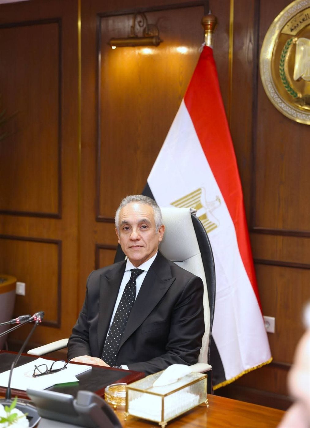 بعد أدائه اليمين الدستورية..وزير العدل يصل إلى مقر الوزارة ويباشر مهام عمله بالاجتماع مع مساعديه
