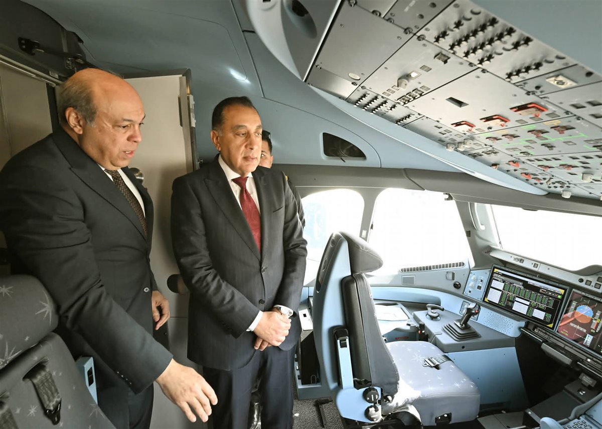 خلال فعاليات الاحتفال بانضمامها:رئيس الوزراء يتفقد أول طائرة من طراز Airbus A350-900 بأسطول الناقل الوطني .