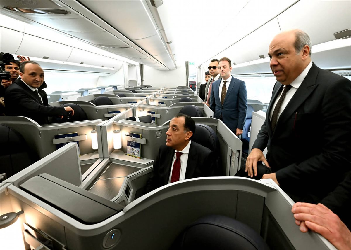 خلال فعاليات الاحتفال بانضمامها:رئيس الوزراء يتفقد أول طائرة من طراز Airbus A350-900 بأسطول الناقل الوطني .